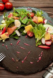 Салат со слабосоленым лососем в ресторане Дежавю!