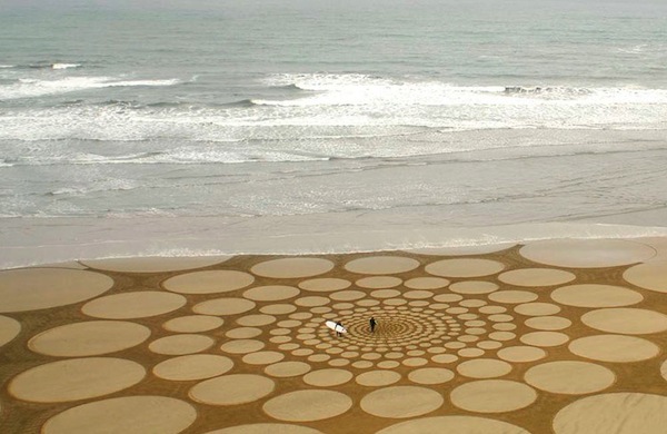 Огромные рисунки на песке