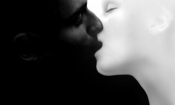 Изобретен передатчик поцелуев