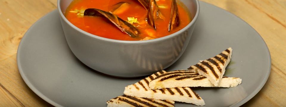 Томатний суп-пюре з чорноморськими мідіями, старий та море!