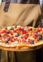 Сладкая пицца с сезонными ягодами и фруктами в Loft Bar!