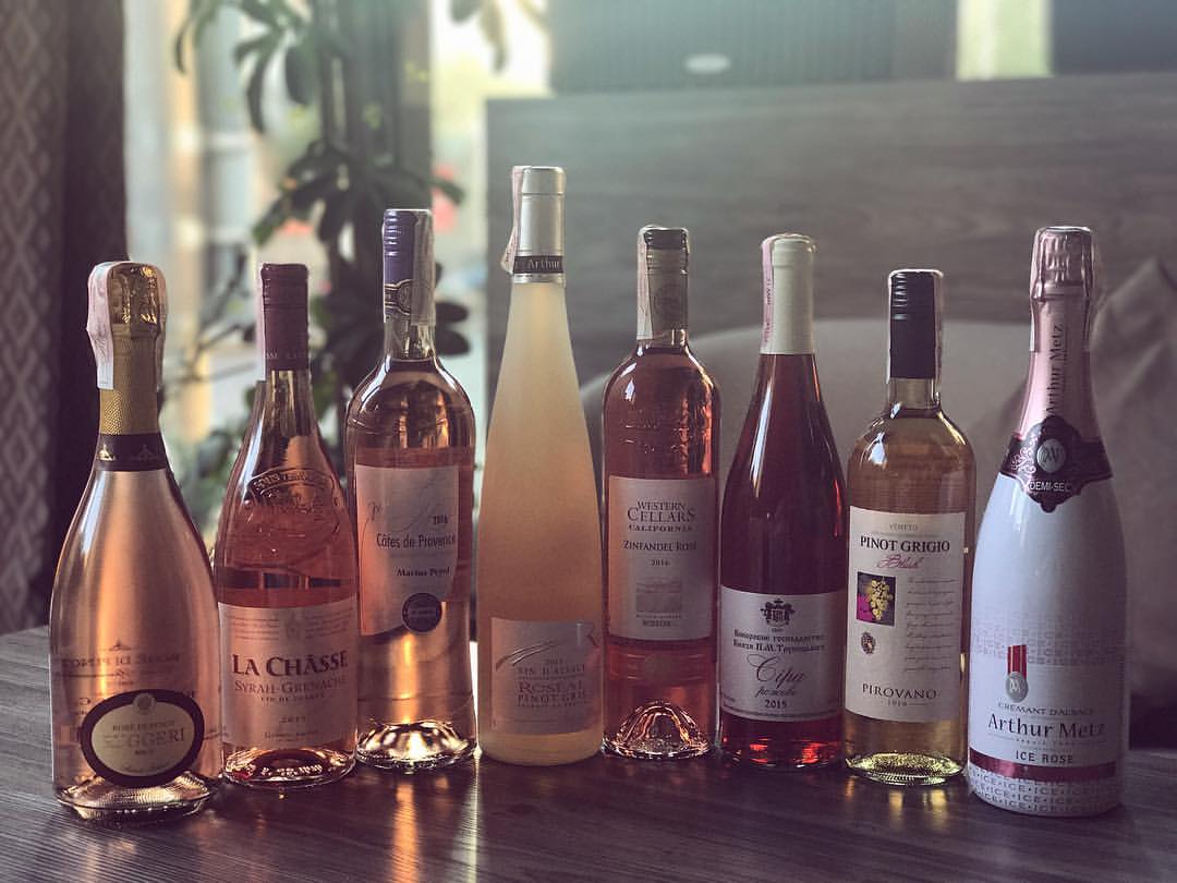 Розовое вино. Вино cune rioja rosado 0. Розовое вино фото. Международный день розового вина. Вино розовое сухое.