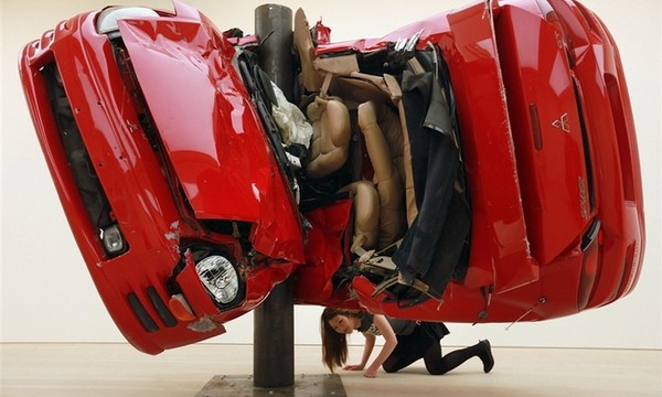 В Лондоне проходит выставка разбитых машин