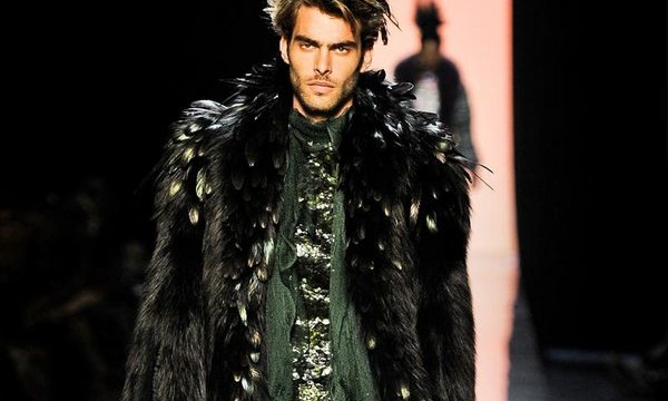 Новая коллекция Jean Paul Gaultier: мужчины в перьях и юбках