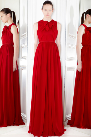 Ах, этот красный в pre-fall коллекциях Giambattista Valli, Givenchy и Roksanda Ilincic