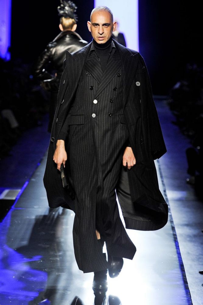 Новая коллекция Jean Paul Gaultier: мужчины в перьях и юбках