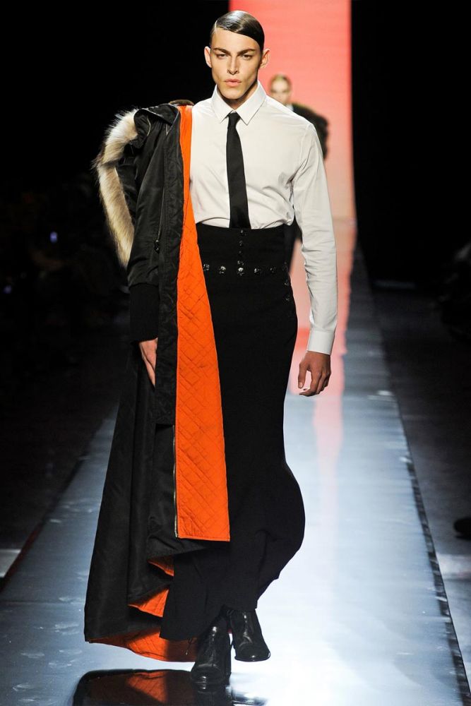 Новая коллекция Jean Paul Gaultier: мужчины в перьях и юбках