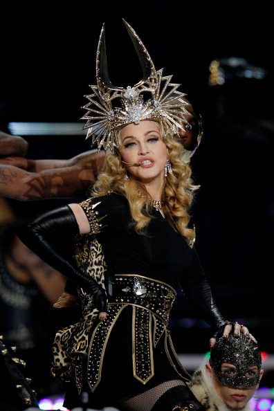 Мадонна отожгла на выступлении в нарядах Givenchy Haute Couture