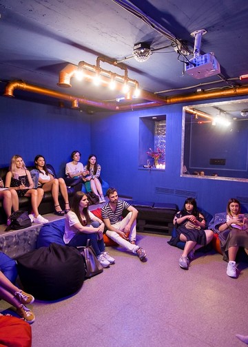 Допремьерный закрытый показ фильма «Молодая женщина»