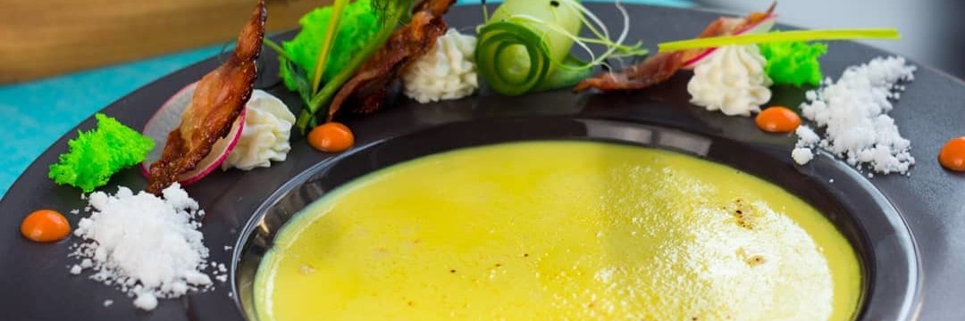 Нежный сырный крем-суп с грушей и беконом в Mulberry