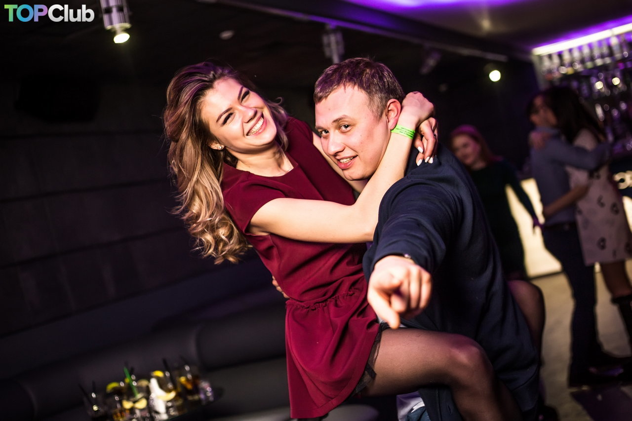 Диджей ритм. Парень подкатывает к девушке в клубе. Retro dj. Диджей в перми рафаэль хасьяшин. Диджей ритм.